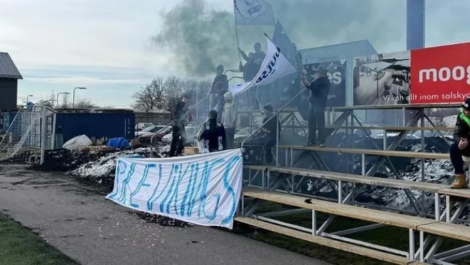Hjulsbro Ultraz är redo för än sprakande säsong. Hjulsbros match mot Haga ramades in med bengaler och tifo. 