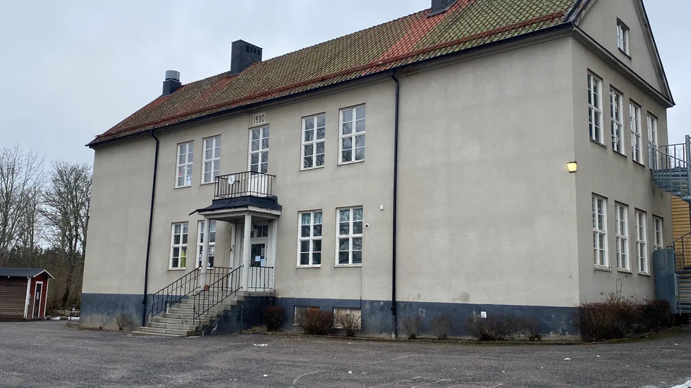 Påhejade av Socialdemokraterna vill kommunledningens tjänstemän riva upp ett politiskt beslut från i våras att kommunen ska behålla Kyrkskolan, skriver tre liberaler som vill behålla och renovera skolan. 