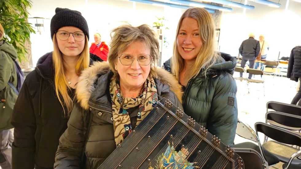 Elisabeth Larsson är barnbarnsbarn till Cittra-Lasse Larsson och håller upp en av hans cittror. Här tillsammans med sin dotter Catarina och dotterdotter Ylva-Li.