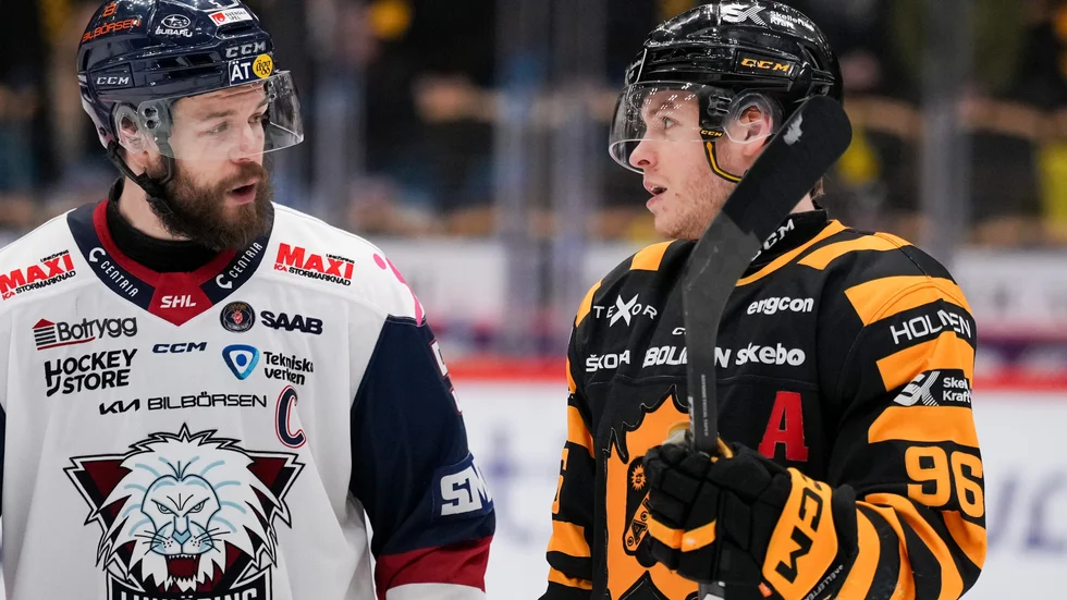 Linköpings Oscar Fantenberg och Skellefteås Rickard Hugg under kvartsfinal två i SHL mellan Skellefteå och Linköping.

