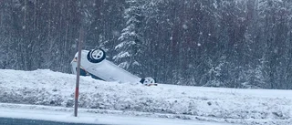 Singelolycka på E 4 – bil voltade av vägen