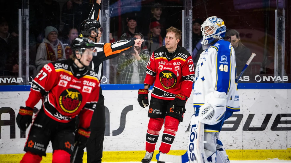 I samband med att Juhani Tyrväinen utvisades fem minuter för en tackling blev det kraftiga protester från läktaren, och en person kastade in en snusdosa. Tilltaget ägde rum 25 januari och kostar personen 12 000 kronor.