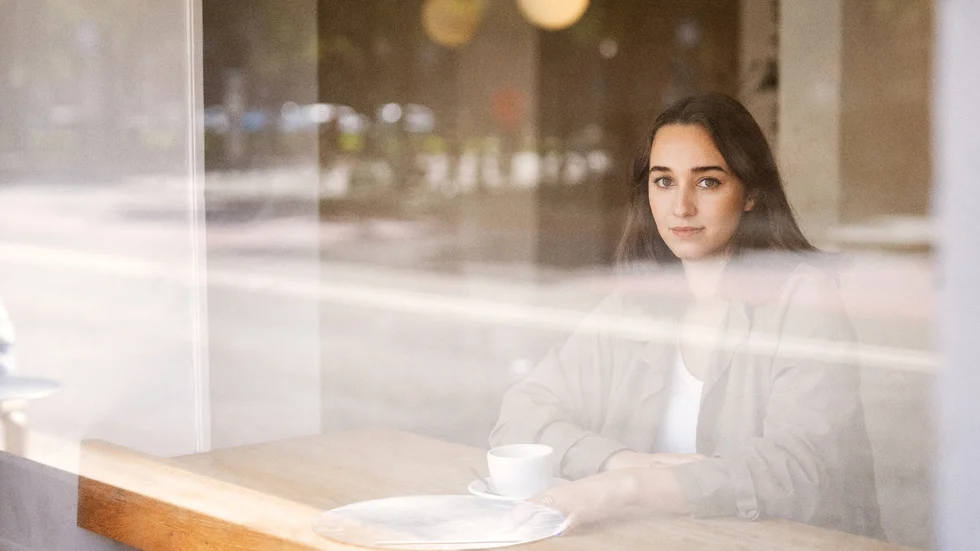 ”Det är viktigt för mig att det känns äkta, just som det händer i boken. Jag tror ändå att det hade kunnat gå till exakt på det sättet. Och om det inte hade kunnat gå till på exakt det sättet så känner jag nog att jag har misslyckats med berättelsen. Och det kan jag vara orolig för, säger Pauline Olsson Ghoreishi som romandebuterar med "Alejandro.".
