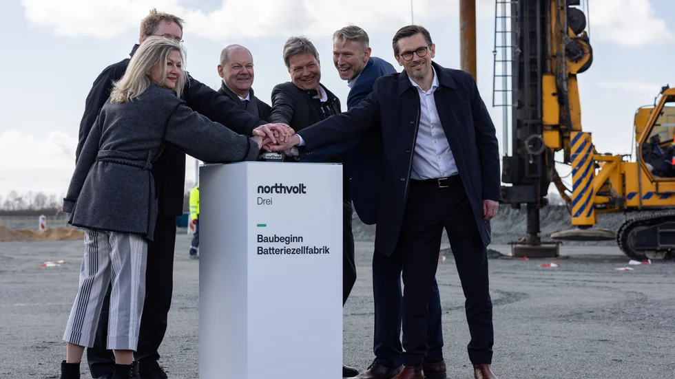 Här trycks det på knappen för byggstart av Northvolt Drei. På bilden från vänster: Veronika Wand-Danielsson, Sveriges ambassadör i Tyskland, Daniel Günther, regeringschef i Schleswig-Holstein, Olaf Scholz, Tysklands förbundskansler,
Robert Habeck, Tysklands vice förbundskansler och näringslivsminister, Peter Carlsson, vd och grundare Northvolt och Christofer Haux, vd Northvolt Drei.