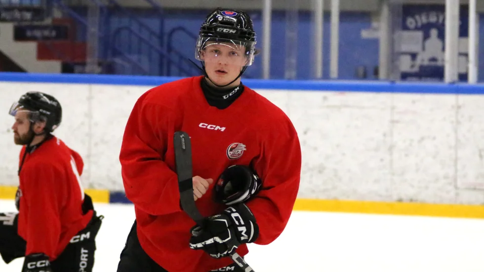 Edward Björk kommer från Piteå och skulle gärna se ett allsvenskt hockeylag i stan igen. "Det skulle vara en dröm om vi går så långt", säger den unge backen. 
