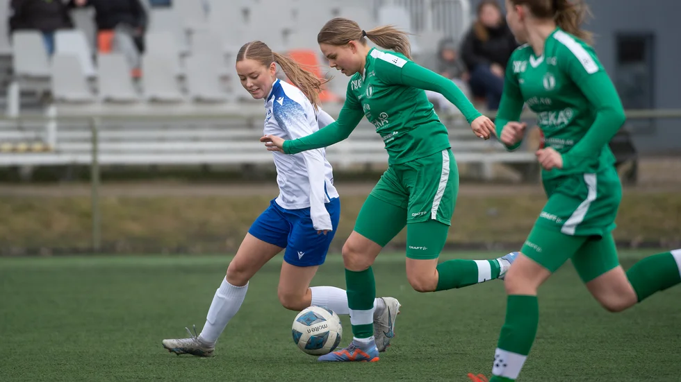 Tunanfallaren Ella Asplund har fått igång målskyttet igen. I seriepremiären blev det tre mål.