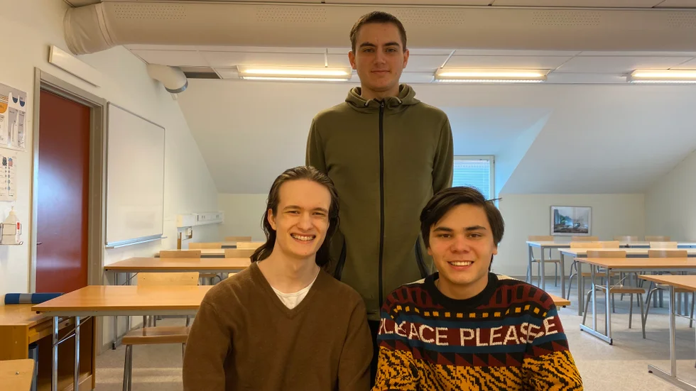 Från vänster sitter Leonard Norberg och Ian Amante, och bakom dem står Ali Hasan. Ali och Leonard går Science 21, medan Ian går MOD-EU 21.