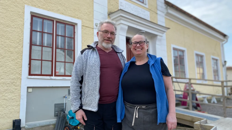 Per-Olov och Åsa Jacobsson på Sigridslunds Café. "Folk som glider in här tror att det är en herrgård", säger de.