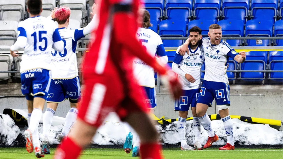 Dino Salihovic (till höger) blir kvar i IFK trots uppgifter om intresse från Gais. 