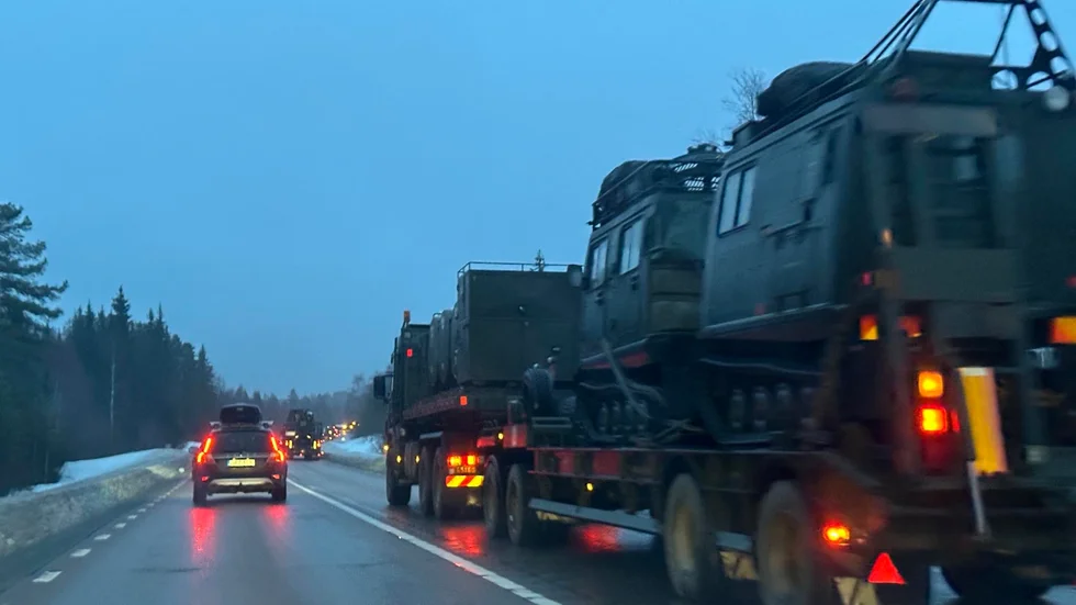 En militärkolonn har blivit stående längs E10 norr om Töre, i norrgående riktning.