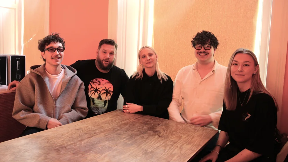Förväntansfullt gäng på restaurang Apotek, från vänster Harry Wahlgren, Dennis Lundin, Malin Spång, David Johansson och Elin Sjöö.