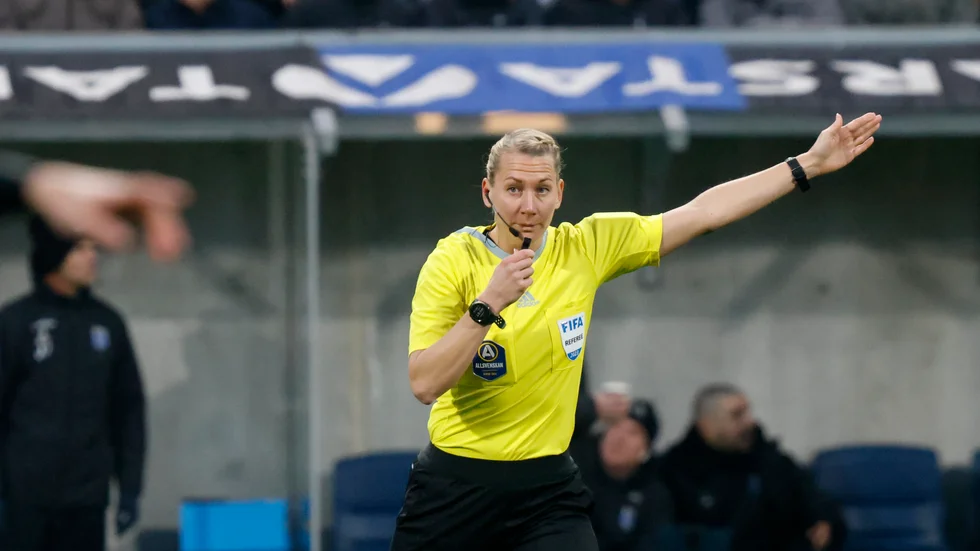 Tess Olofsson, från Piteå, blir första svenska kvinnan att döma en internationell tävlingsmatch för herrar när hon dömer OS-matchen mellan USA-Guinea. (Arkivbild)