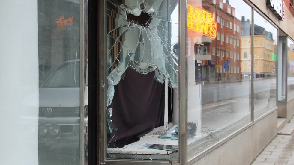 Dagen efter inbrottet. En polispatrull är på plats för att utreda inbrottet.