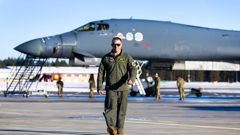 "Vi har fina samarbetspartners och vänner i norr, som gör att vi kan placera B1-planen så här nära det arktiska området", säger Benjamin Jamison, Överstelöjtnant och pilot av ett B1-flygplan.