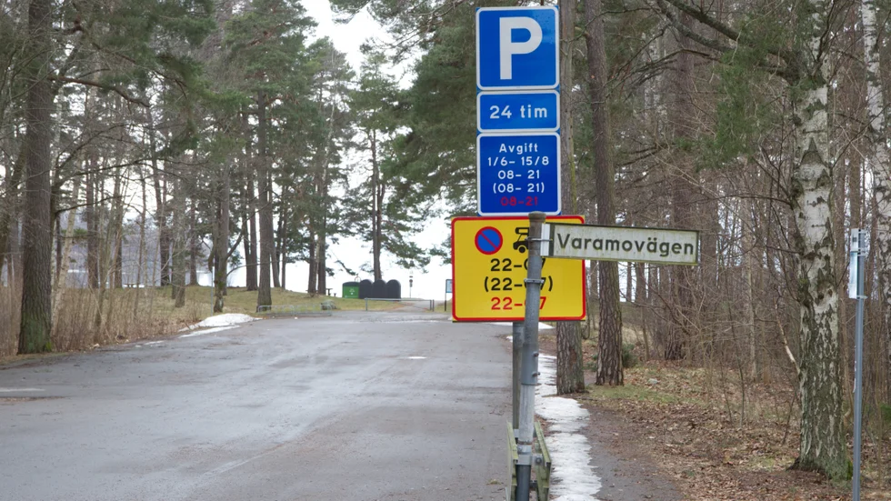 Att det kostade 90 kronor att parkera på parkeringarna närmast Varamons strand, mellan 8-16, oavsett hur länge man stod på platsen har fått kritik av näringsidkare. Nu ska politiken träffa de berörda för att se om man kan hitta en lösning som är gynnsam för alla.
