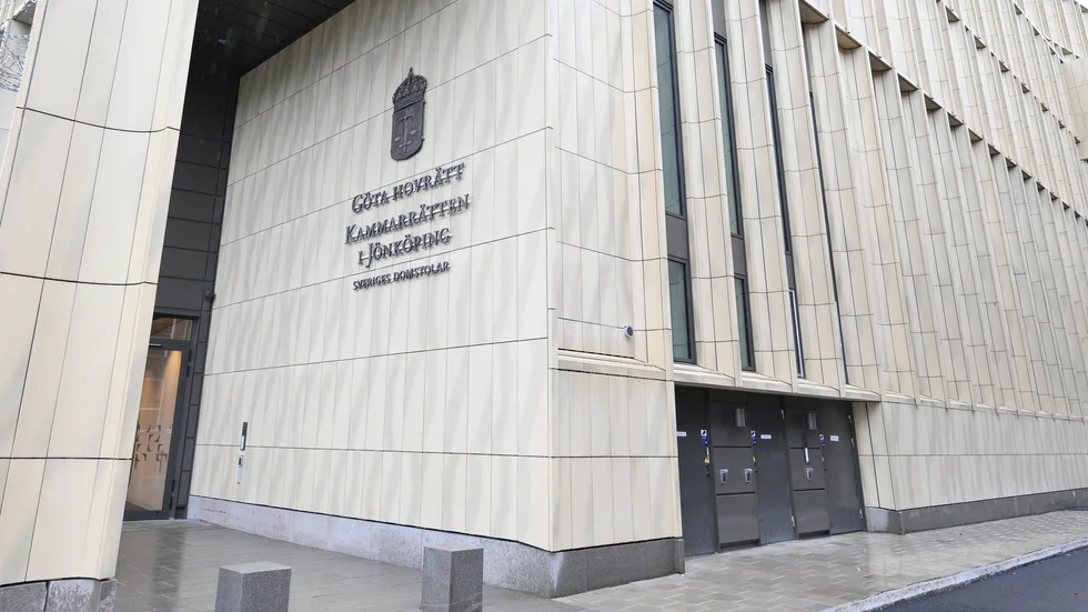Göta hovrätt ändrar tingsrättens dom och dömer en man för sexuellt ofredande. 