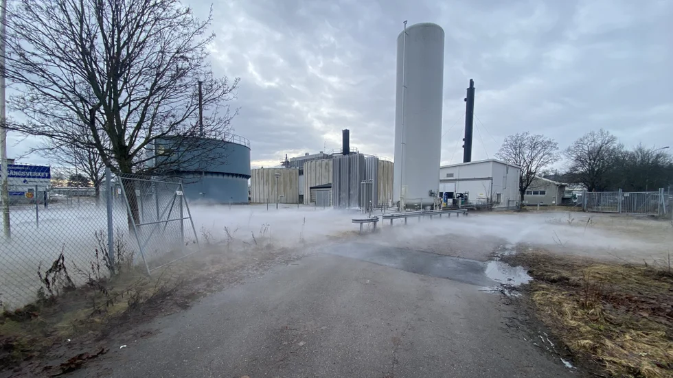 Molnbildning i knähöjd har setts vid Uppsala Vattens anläggning i Kungsgärdet. Molnen består bara av vatten och ofarliga, det uppger företaget.