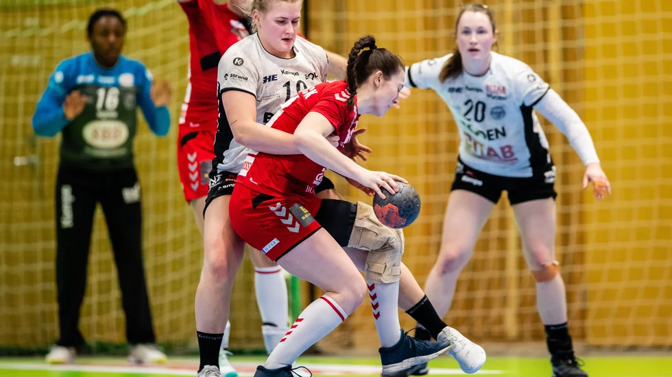 Piteåtjejen Alma Mikaelsson, här i Bodens vita tröja, är klar för Västerås Irsta i Sveriges högsta liga (Arkivbild).