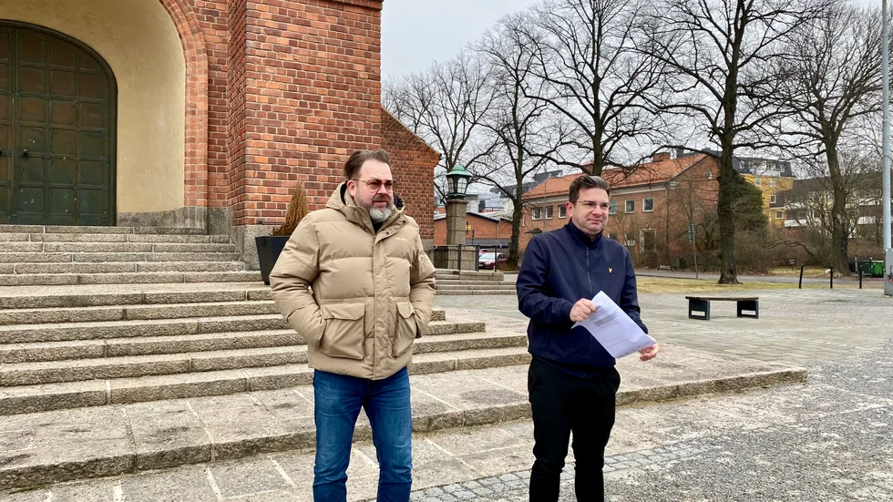 Kommunstyrelsens ordförande Jimmy Jansson (S) och kommunstyrelsens andre vice ordförande Jari Puustinen (M) under presskonferensen på fredagen.