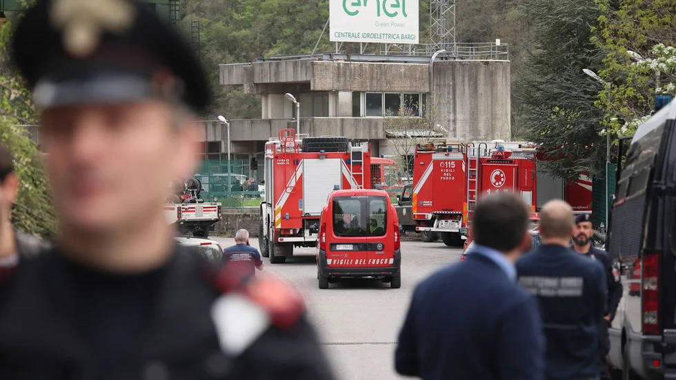 Räddningspersonal arbetar vid platsen där ett vattenkraftverk exploderade i närheten av Suviasjön i Italien. Arkivbild.