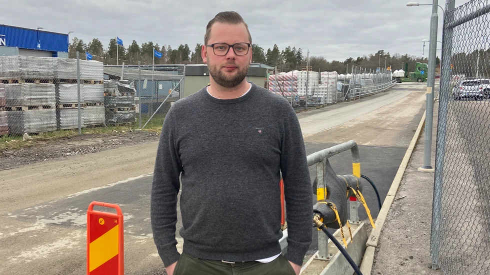 Oscar Hjerm på bilfirman Hyrdon är besviken över bristen på information sedan Mästarvägen varit avstängd i över en månad. Men på tisdagen öppnades den igen.
