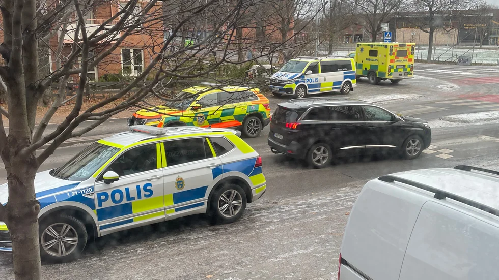 En stor blåljusstyrka larmades när de knivskurna kvinnorna dök upp på en pizzeria i Sala backe. Nu döms båda av tingsrätten. 