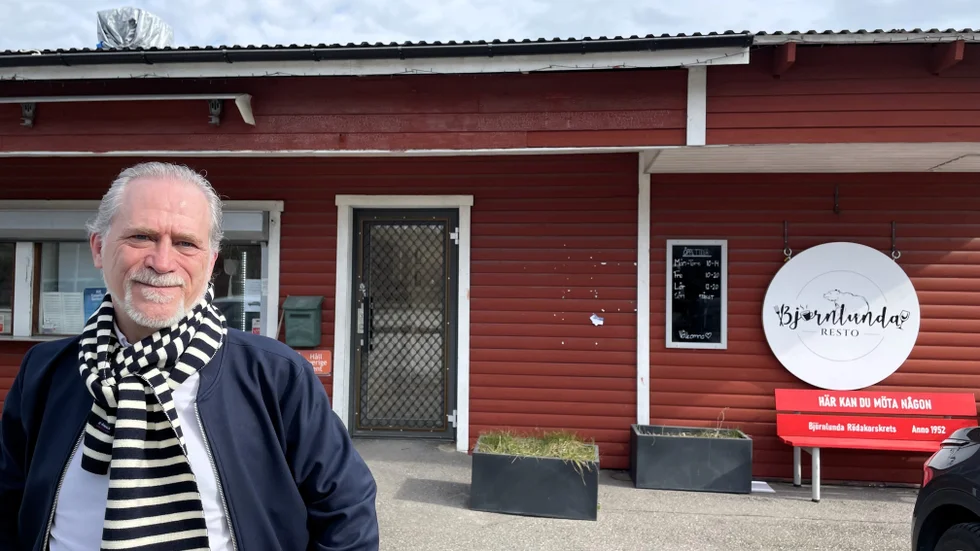 De politiska partierna, i alla fall de som inte sitter i regeringen, lägger just nu mycket tid på att skruva på sin politik. Det gäller även Miljöpartiet, vars språkrör Daniel Helldén stannade till i Björnlunda för att prata politik.