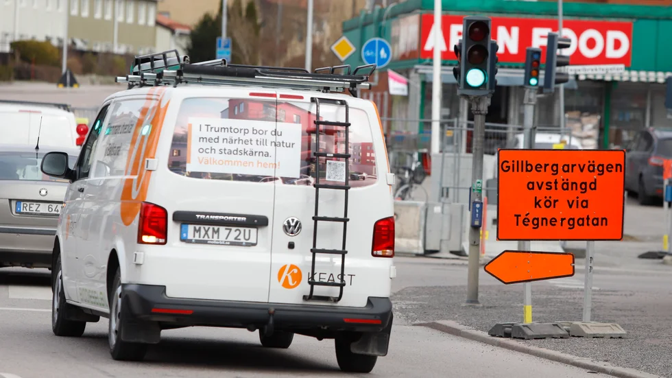 Nej, det blev inte rättstavat på den nya vägskylten heller.