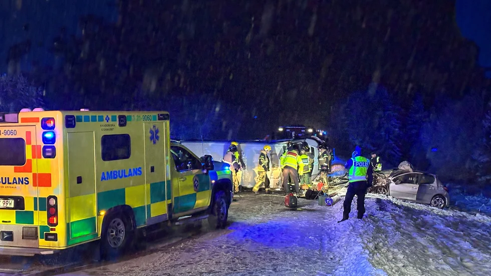 En kvinna skadades allvarligt vid frontalkollisionen på riksvägen. Nu åtalas en bilförare för brott. 