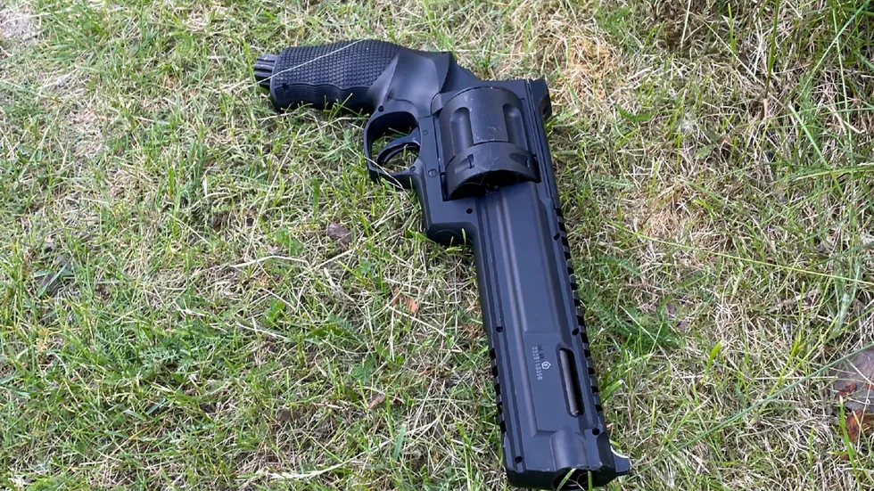 Revolvern, en soft airgun, är svår att skilja från ett riktigt vapen.