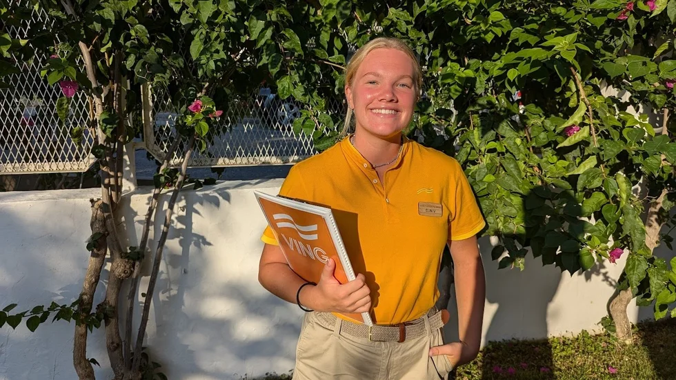 "Jag får verkligen nypa mig själv i armen hela tiden. Tänk att jag får vara här och jobba, dit andra människor åker på sin semester. Det är helt ofattbart fantastiskt", säger Elin Vikström, Hemmingsmark, som jobbar som fitness host/guide i Turkiet.