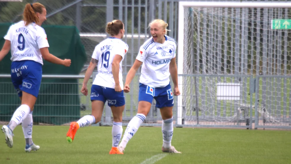 Wilma Leidhammar jublar efter matchens första mål på straff.
