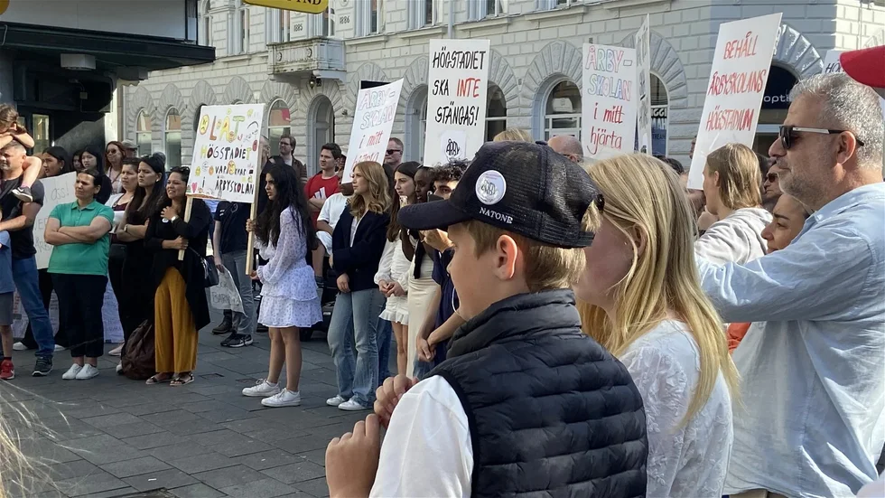 5 juni manifesterades det på "Domustorget" för ett bevarande av Årbyskolans högstadium.