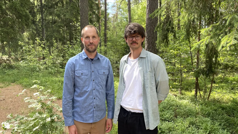 Erik Pelling (S) och David Ling (MP) presenterar styrets nya riktlinje för kompensering av naturvärden vid markexploatering.