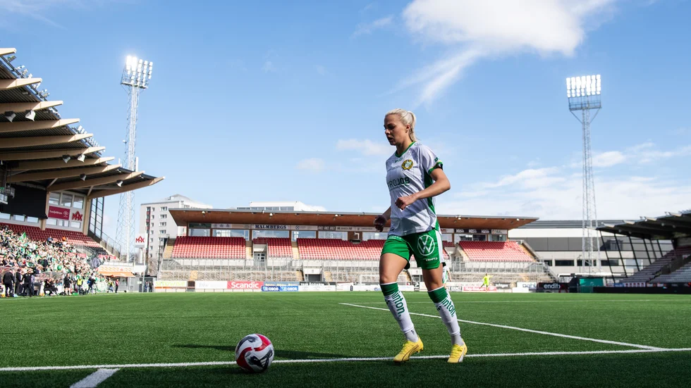 Hammarbys Lotta Ökvist under årets premiär i damallsvekan mot Örebro 13 april. Sedan dess har det inte blivit någon match för Lotta på grund av skada.