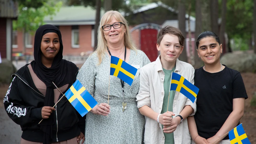 Eleverna Fadumo, Gabriel och William tillsammans med rektor Helena Boman. 