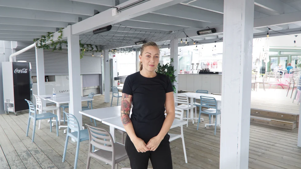 Dekorationer i trapphuset förstörs, glas kastas och det skräpas ner. "Det är tråkigt när vi satsar och gör fint", säger Sanna Marklund, delägare till Café Röda lyktan som driver Takterrassen sommartid.