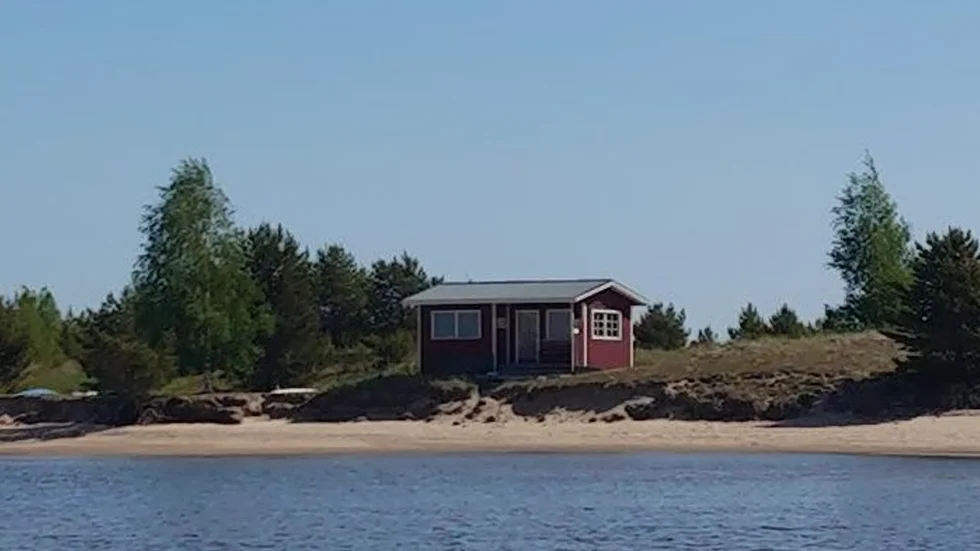 Bastun på Likskär riskerar att tippa ner på stranden om erosionen fortsätter. Nu vill Luleå segelsällskap sätta en spont längs med kanten på stranden närmast sin anläggning. Sällskapet har beviljats bygdemedel till ändamålet.