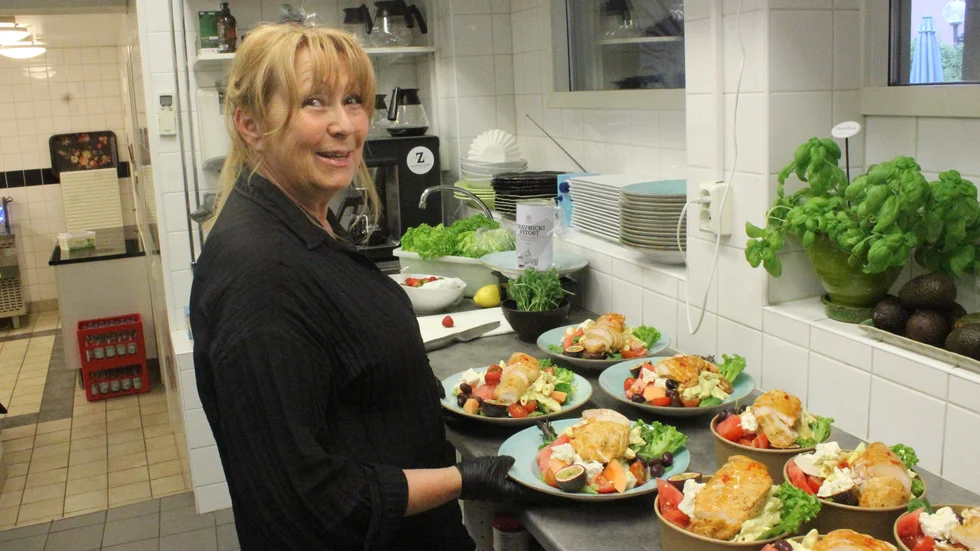 Ett unikt tillfälle. Tant Grön på bild, alias Annika Karlsson. Hon är kallskänkan som trivs bäst i köket där hon får skapa.