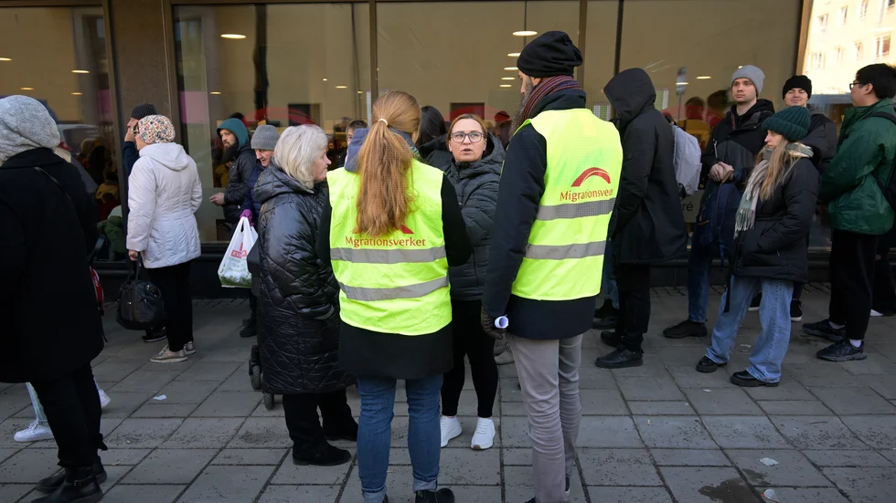Lagförslaget var ett gott regeringsinitiativ, men just nu verkar det bara skapa fler hinder. Det skriver Khrystyna Hevchuk. Bilden visar ukrainska flyktingar utanför Migrationsverket i Sundbyberg i mars 2022.
