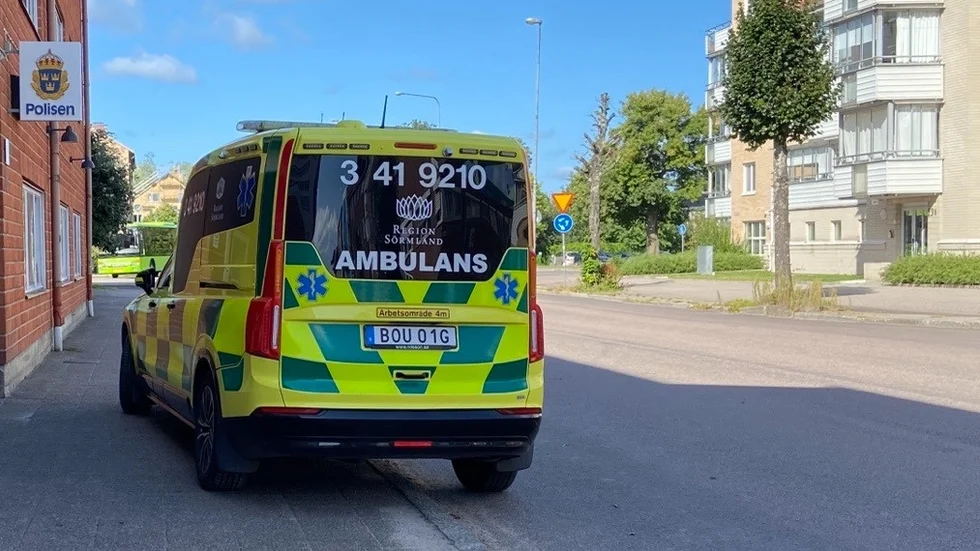 Ambulansen kallades till polisstationen under måndagsförmiddagen.