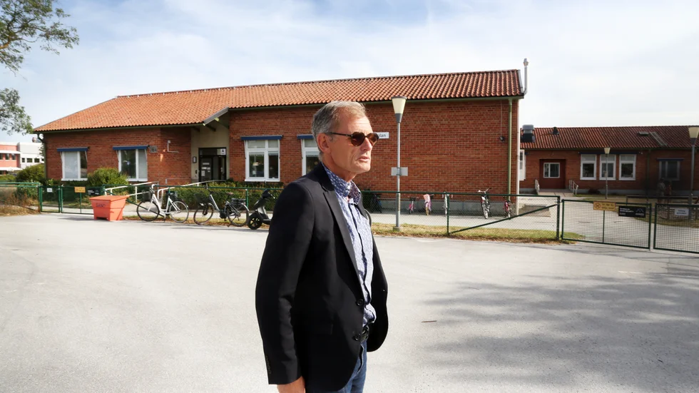 Utbildningsdirektör Torsten Flemming framför Polhemskolan.