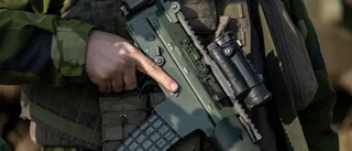 Blottande Eskilstunapolis riskerar jobbet – som soldat