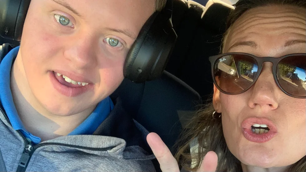Liam Rickardsson Liu får skolskjuts men först efter att hans mamma Åsa skrivit ett rasande inlägg på Facebook som fått stor spridning. "Det ska inte vara så. Kommunen ska inte spara på de som behöver mest hjälp", säger hon.