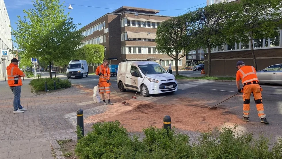 Arbete med att sanera området efter oljeutsläppet.