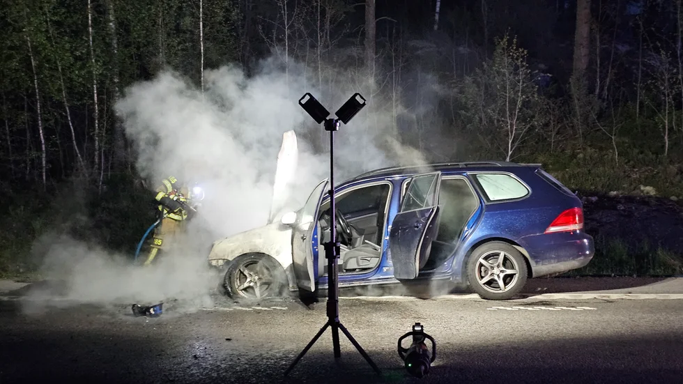 Bilbrand på väg utanför Norrköping på söndagskvällen. 