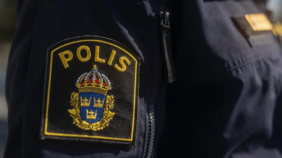 Den varnade polismannen är kvar på samma arbetsställe. Den utsatta kvinnan jobbar också kvar.