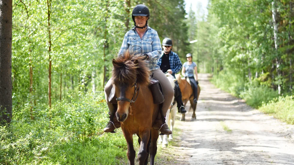 Flo Colonnier har ridit sedan hon var sex år och började tävla i hoppning när hon var nio. Nu erbjuder hon grupper en betydligt mer stillsam naturupplevelse i Svanseles vackra omgivningar.