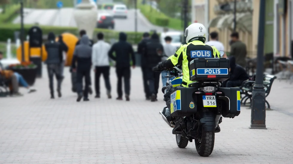 En större grupp ungdomar hamnade i bråk i centrala Nyköping. Polisen var på plats med både bilar och motorcykel.