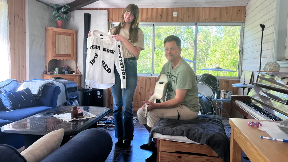 Det råder Taylor Swift-feber hemma hos familjen Edlund i Levide. Nu beger sig Levide IF-profilen Peter Edlund och dottern Emma till Friends Arena i Solna. ”Det här är något vi har tillsammans.”